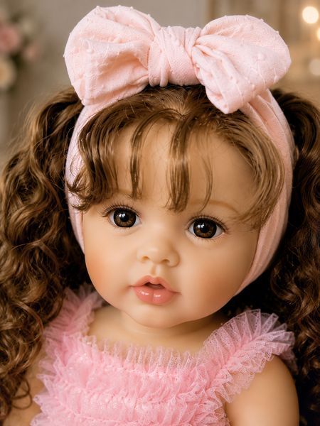 Игровая кукла в стиле Reborn Baby Doll Monika 55 см &ndash; виниловая девочка с кудрявыми волосами и аксессуарами; подходит для купания (RB089) RB089 фото