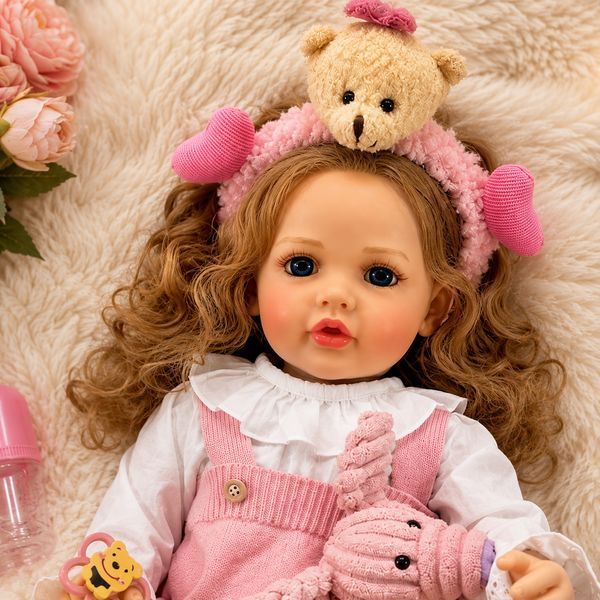 Игровая кукла в стиле Reborn Baby Doll Liana 55 см &ndash; виниловая девочка с кудрявыми светлыми волосами и аксессуарами; подходит для купания (RB099) RB099 фото