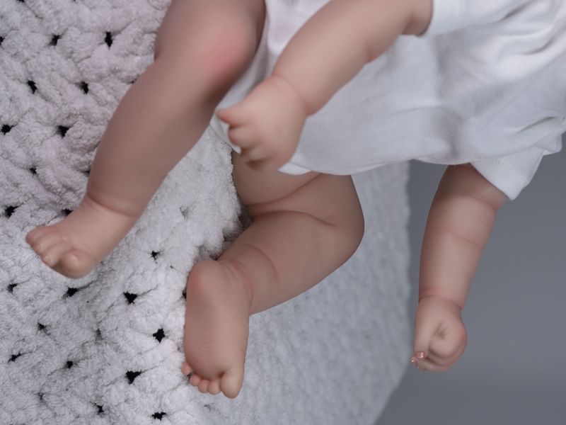 Игровая кукла в стиле Reborn Baby Doll Maddie 50 см &ndash; виниловая с одеждой и аксессуарами, подходит для купания (RB001) RB001 фото