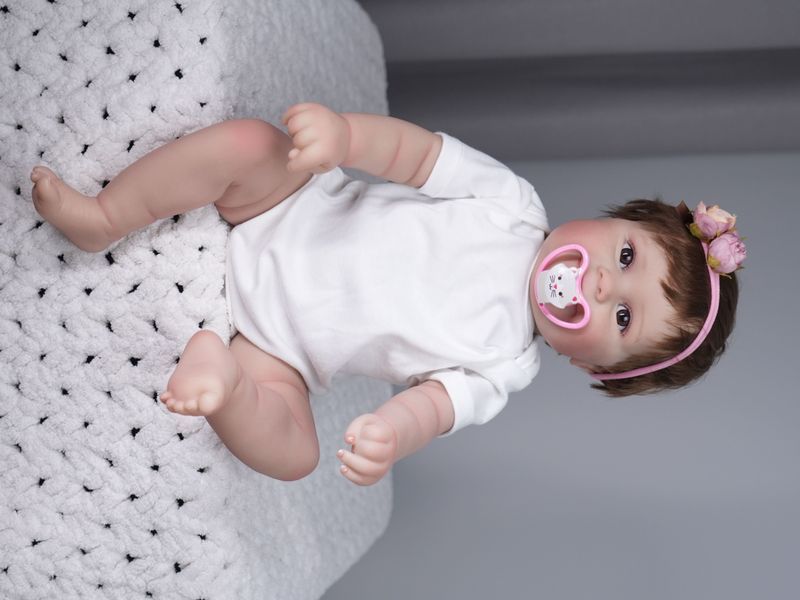 Игровая кукла в стиле Reborn Baby Doll Maddie 50 см &ndash; виниловая с одеждой и аксессуарами, подходит для купания (RB001) RB001 фото