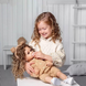 Игровая кукла в стиле Reborn Baby Doll Hazel 55 см &ndash; виниловая с вьющимися волосами, одеждой и аксессуарами; подходит для купания (RB080) RB080 фото 10
